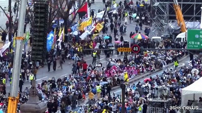 Sudcorea, migliaia di persone festeggiano la destituzione di Yoon