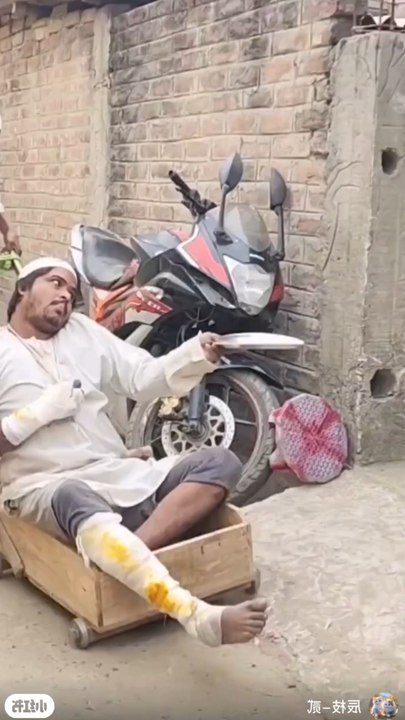 اج کل کے فقیر ایسے ہوتے ہیںToday's poor are like this