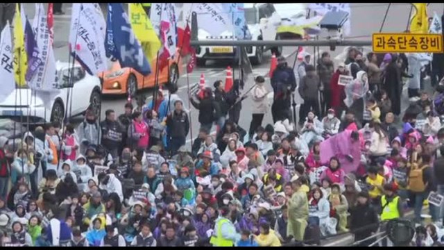 Sudcorea, migliaia di persone festeggiano la destituzione di Yoon
