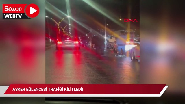 Asker uğurlamasında yolu trafiğe kapatıp eğlendiler