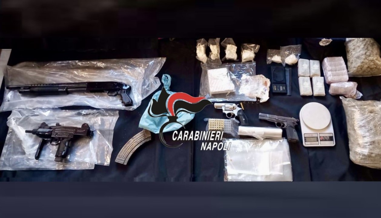 Torre Annunziata, blitz nel Rione delle Carceri: armi e droga nascoste in uno stabile abbandonato (05.04.25)