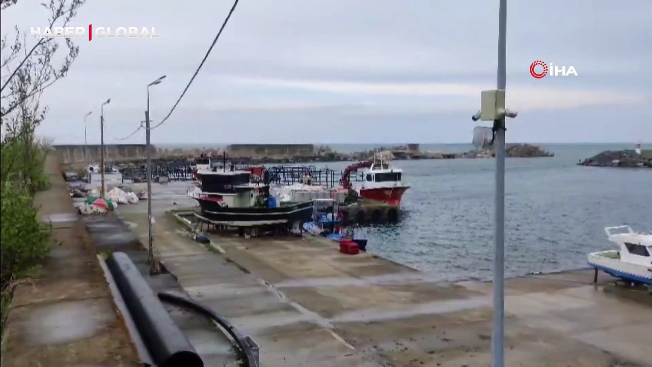 Levreklerin kafesten kaçtığını duyanlar oltaları ile sahile akın etti