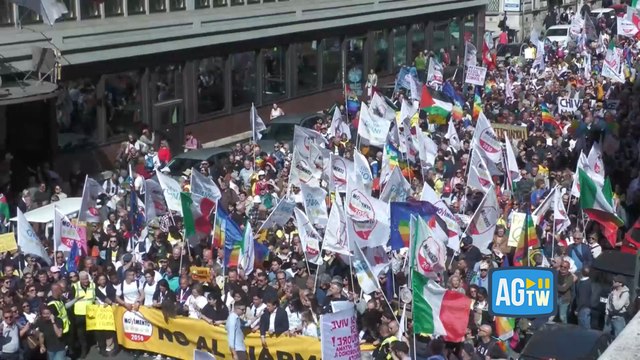 Il corteo del Movimento 5 Stelle contro il riarmo sfila per le strade di Roma