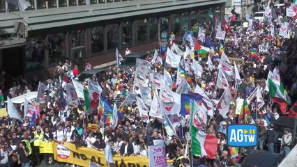 Il corteo del Movimento 5 Stelle contro il riarmo sfila per le strade di Roma