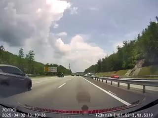 Conductor ‘pierde el control’, vuelca y casi fue arrollado