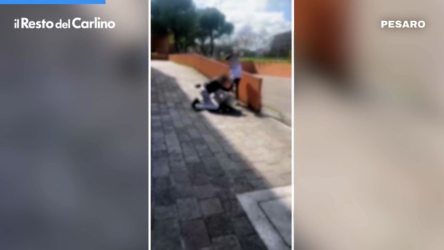 Il video della spedizione punitiva fuori dalla scuola a Pesaro
