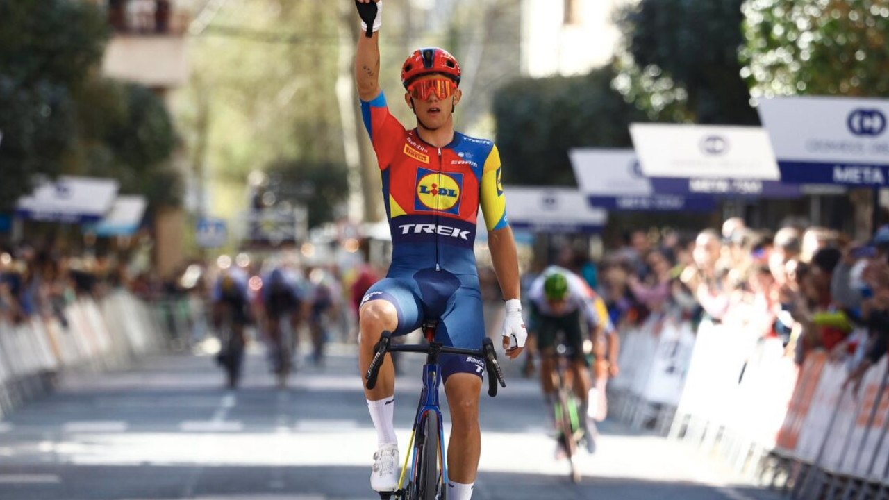 Ciclismo - GP Miguel Indurain 2025 - Primer día de carrera y primera victoria para un Thibau Nys explosivo