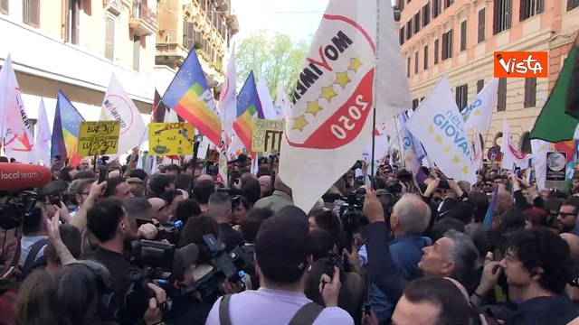 Calenda cancellace 'sta piazza , i cori al corteo M5s contro il riarmo a Roma