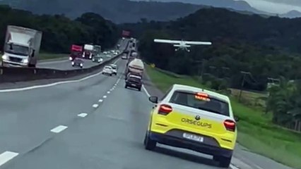Avião faz pouso forçado na BR-101, em SC