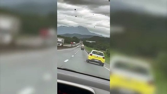 Avião faz pouso de emergência na BR-101 e piloto realiza manobra impressionante