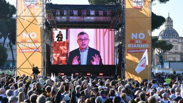 Corteo contro il riarmo, Alessandro Barbero: «Quest'epoca somiglia a quella che ha preceduto il suicidio dell'Europa nel 1914»