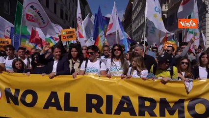 Conte guida corteo contro il riarmo in Via dei Fori Imperiali a Roma