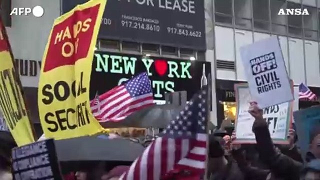 Stati Uniti, proteste contro Trump e Musk al grido di giu' le mani