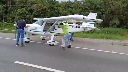 Avião que fez pouso forçado na BR-101 é colocado em acostamento
