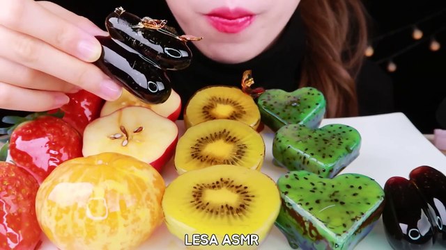 ASMR RAINBOW TANHULU HEART DRAGON FRUIT, STRAWBERRY, APPLE, SAPPHIRE GRAPE EATING SOUNDS MUKBANG
