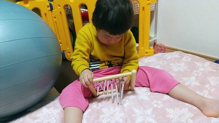 うちのてっちゃん4歳児男の子（発達障がい（知的障害）-自閉性スペクトラム症）のウインドチャイムの弾き方　激しく夢中でロックにかき鳴らす♪