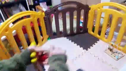 百玉そろばんの玩具の玉を繋いでつくった数珠のオモチャが大層お気に入りの4歳児男の子（発達障がい（知的障害）-自閉性スペクトラム症）