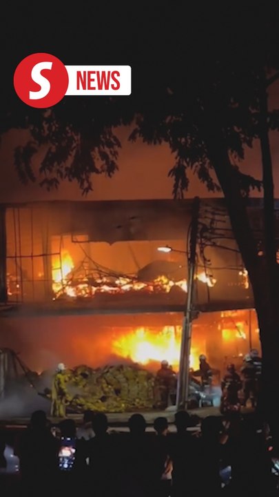 Two men escape unhurt from Johor Baru shop fire