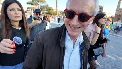 Travaglio nella piazza pacifista del M5s: «Vado dove mi invitano, non mi adeguo alla platea»