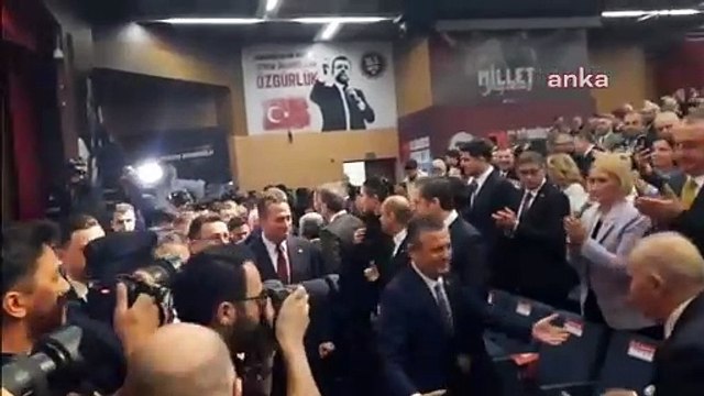 CHP Genel Başkanı Özgür Özel, CHP'nin önceki genel başkanları Hikmet Çetin, Altan Öymen ve Murat Karayalçın ile kucaklaştı.