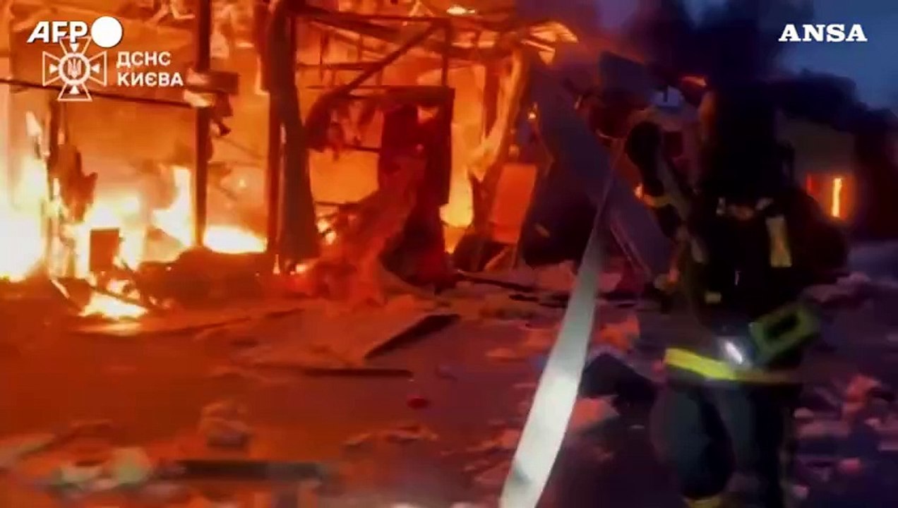 Ucraina, nella notte Kiev torna sotto i missili russi: un morto e tre feriti