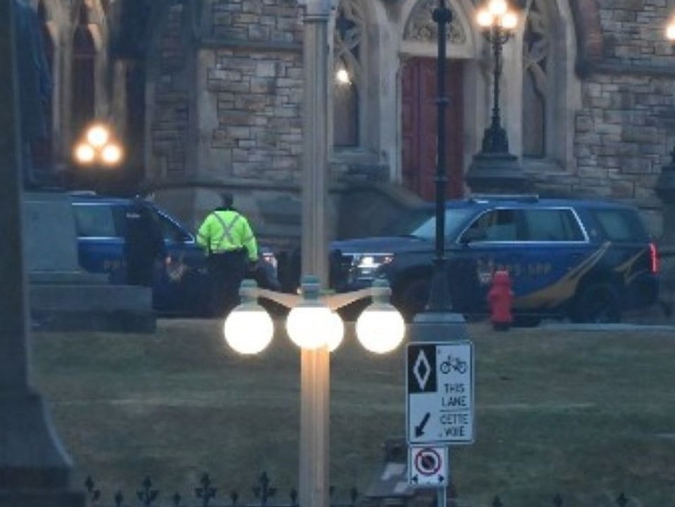 Mann verschanzt sich in Ottawa stundenlang im Parlament