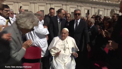 Papa Francesco appare a sorpresa in Piazza San Pietro "Grazie tante"