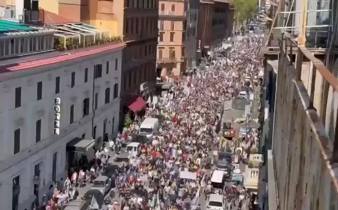 🇮🇹Les pays Européens se reveillent !!!Des milliers de personnes manifestent à Rome contre le plan d'armement de 800 milliards d'euros de l'UE.Les manifestants scandaient : « Nous avons besoin de nouveaux hôpitaux, pas de missiles. »