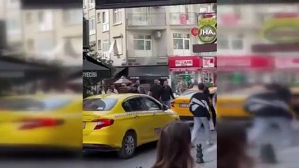 Kadıköy'de taksici ile esnaf arasında bıçaklı kavga kamerada!