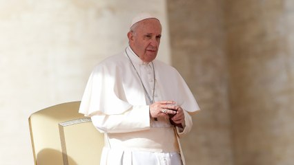GALA VIDEO - Le pape François sous oxygène et assis dans un fauteuil roulant : apparition au Vatican après son hospitalisation