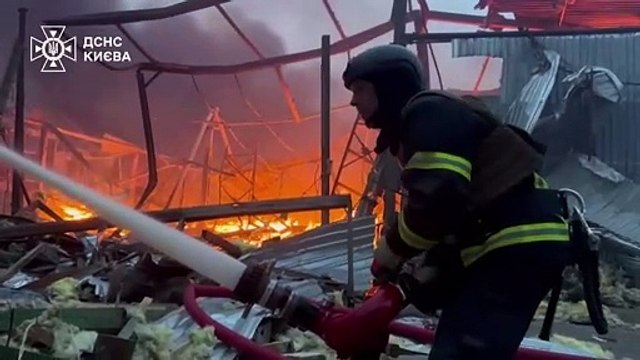 رجال الإطفاء يحاولون إخماد الحرائق بعد ضربة روسية على كييف