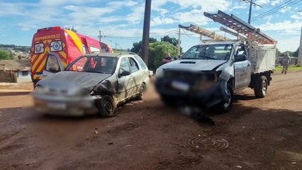 Colisão frontal entre Palio e Hilux deixa mulher ferida no Floresta