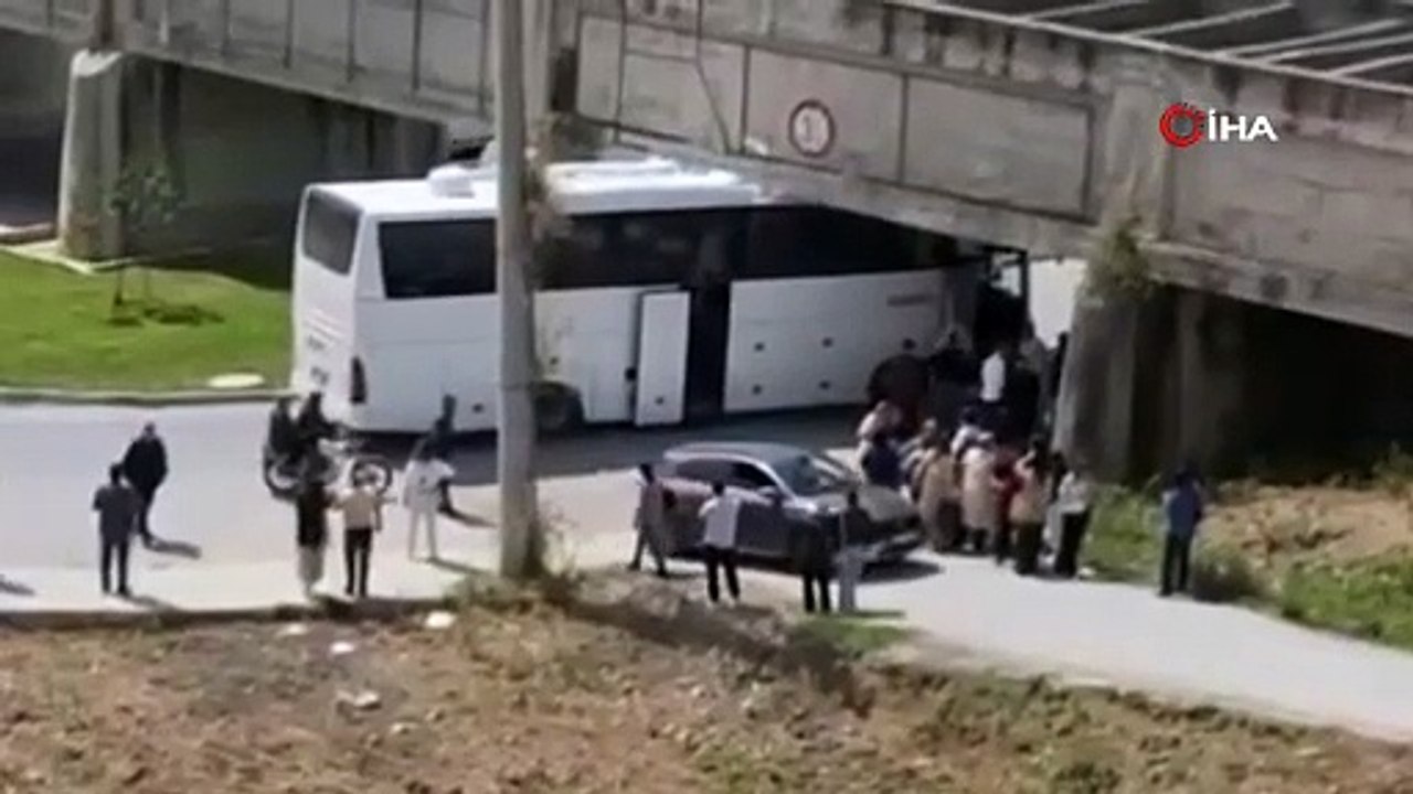Otobüs köprü altına sıkıştı