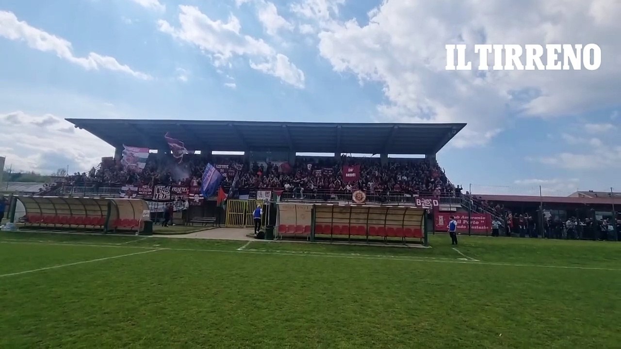 Livorno, la carica degli oltre mille tifosi a Terranuova per la gara che vale la Serie C