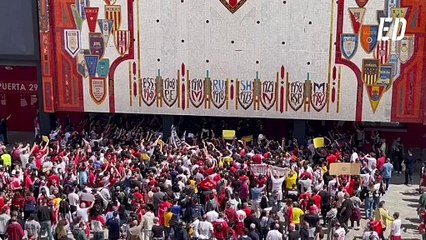 La afición del Sevilla FC protesta contra la directiva del club