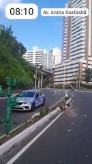 Veículo bate e derruba poste na avenida Anitta Garibaldi, em Salvador