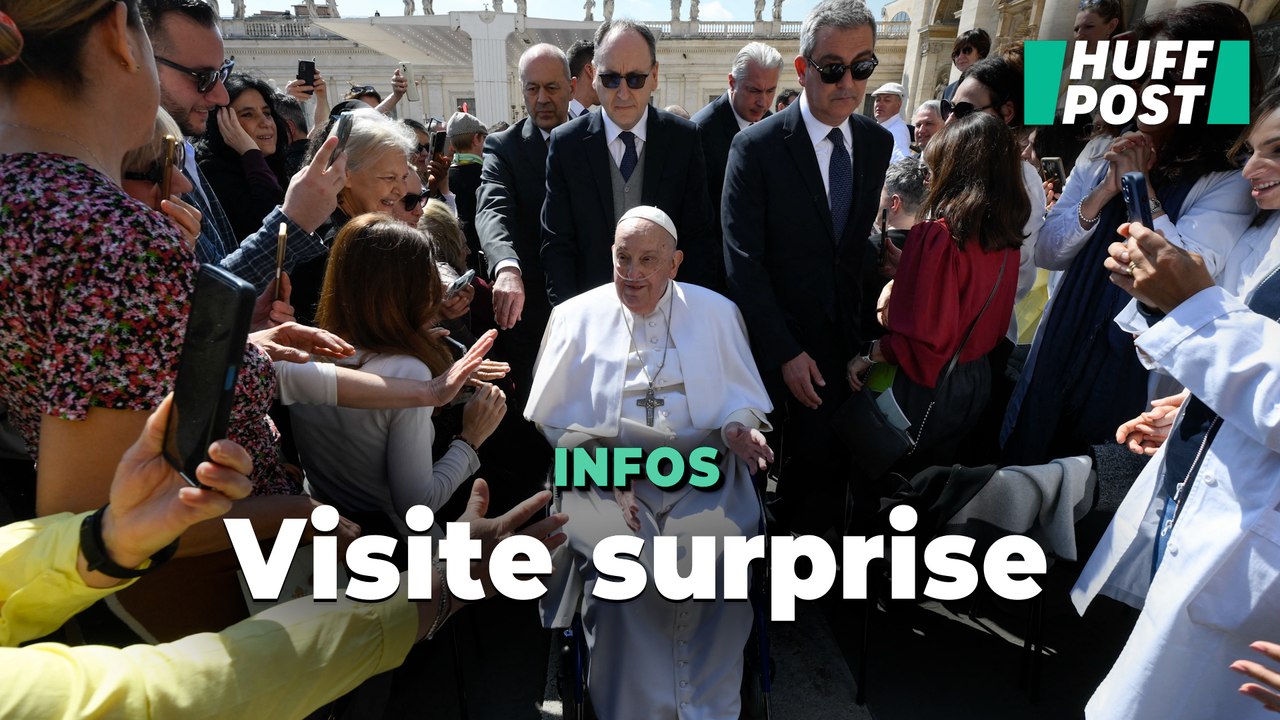 Le pape François fait une apparition surprise au milieu des fidèles réunis place Saint-Pierre