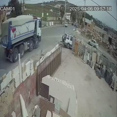 سائق شاحنة يفقد السيطرة على مركبته في منطقة إيدون بإربد ما أدى إلى انحراف المركبة