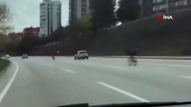 Trafikte korkutan görüntü! Hayatlarını tehlikeye attılar!