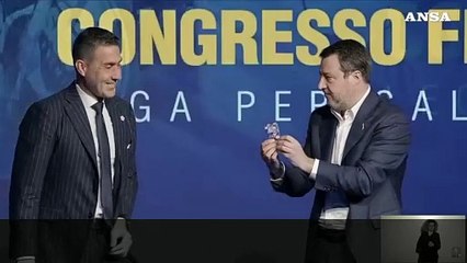 Congresso Lega, Salvini consegna a Vannacci la tessera del partito