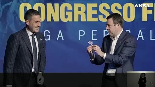 Congresso Lega, Salvini consegna a Vannacci la tessera del partito