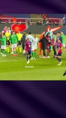 🔴🔥 ¡RAPHINHA ESTALLA CONTRA EL ÁRBITRO EN EL BARÇA - BETIS! TER STEGEN TUVO QUE FRENARLO 🔥🔴