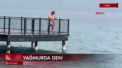 Muğla Bodrum’da kuvvetli sağanak sırasında denize girdiler