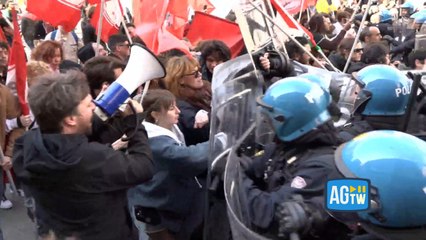 Tensione a Bologna, incidenti tra manifestanti e polizia al corteo contro il riarmo