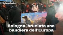 Bologna, bruciata una bandiera dell'Europa: il video