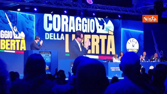 La standing ovation per Berlusconi al Congresso Lega, Salvini: Grazie per quello che hai fatto