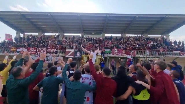 Livorno, l'urlo della curva ? da brividi: i cori per la promozione e l'omaggio a capitan Luci