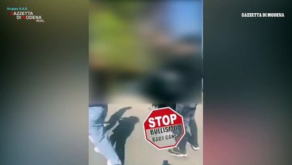 Carpi, botte tra ragazzine fuori da scuola e il branco le filma con gli smartphone