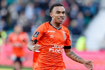 Lorient Domine Pau avec un 5-0 et Prend le Large en Ligue 2 ⚽