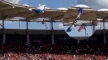 Susto en un partido de rugby: ¡Un paracaidista se queda enganchado en la grada!
